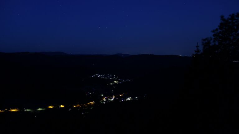 Dieses Bild zeigt eine Webcam-Aufnahme vom Achertal, aufgenommen am Freitag, den 29.05.2026 um 04:10 Uhr. Die Temperatur betrug 17.5°C.
