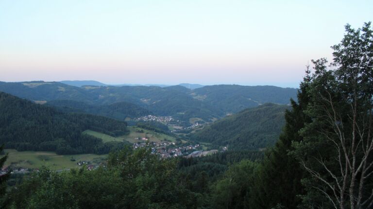 Dieses Bild zeigt eine Webcam-Aufnahme vom Achertal, aufgenommen am Samstag, den 25.07.2026 um 06:00 Uhr. Die Temperatur betrug 19.7°C.