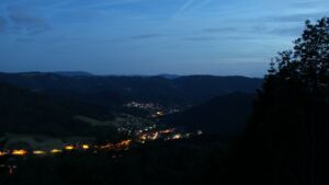 Dieses Bild zeigt eine Webcam-Aufnahme vom Achertal, aufgenommen am Montag, den 01.06.2026 um 22:20 Uhr. Die Temperatur betrug 17.5°C.