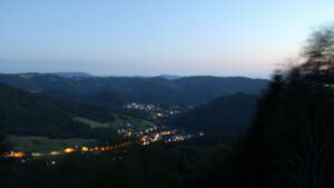 Dieses Bild zeigt eine Webcam-Aufnahme vom Achertal, aufgenommen am Samstag, den 11.07.2026 um 22:20 Uhr. Die Temperatur betrug 23.4°C.