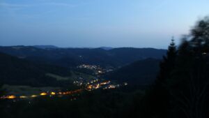 Dieses Bild zeigt eine Webcam-Aufnahme vom Achertal, aufgenommen am Montag, den 13.07.2026 um 22:20 Uhr. Die Temperatur betrug 25.9°C.