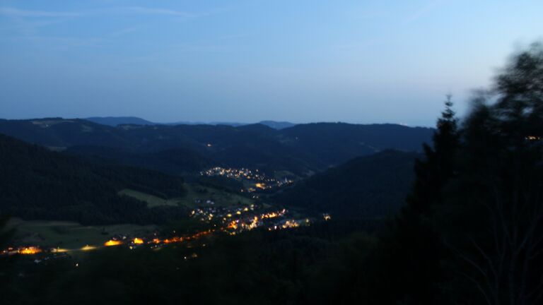 Dieses Bild zeigt eine Webcam-Aufnahme vom Achertal, aufgenommen am Montag, den 13.07.2026 um 22:20 Uhr. Die Temperatur betrug 25.9°C.