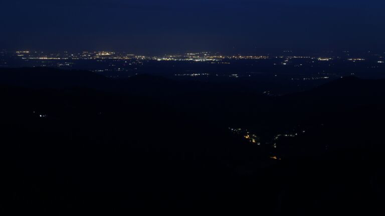 Dieses Bild zeigt eine Webcam-Aufnahme vom Achertal, aufgenommen am Samstag, den 19.07.2025 um 04:30 Uhr. Die Temperatur betrug 15.5°C.
