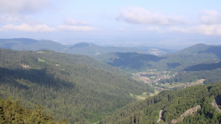 Dieses Bild zeigt eine Webcam-Aufnahme vom Achertal, aufgenommen am Freitag, den 23.05.2025 um 08:40 Uhr. Die Temperatur betrug 5.8°C.