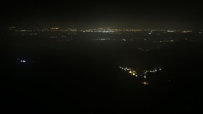 Dieses Bild zeigt eine Webcam-Aufnahme vom Achertal, aufgenommen am Dienstag, den 28.10.2025 um 00:00 Uhr. Die Temperatur betrug 2.6°C.