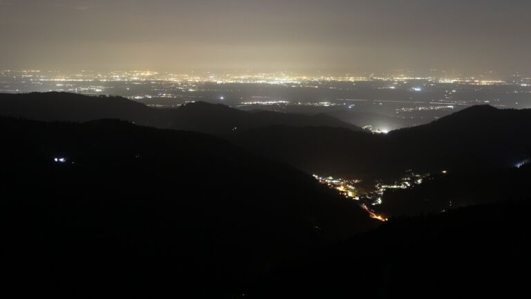 Dieses Bild zeigt eine Webcam-Aufnahme vom Achertal, aufgenommen am Montag, den 09.03.2026 um 19:50 Uhr. Die Temperatur betrug 8.9°C.