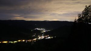 Dieses Bild zeigt eine Webcam-Aufnahme vom Achertal, aufgenommen am Montag, den 18.05.2026 um 04:10 Uhr. Die Temperatur betrug 10.5°C.