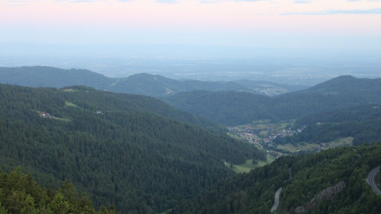Dieses Bild zeigt eine Webcam-Aufnahme vom Achertal, aufgenommen am Freitag, den 30.05.2025 um 05:30 Uhr. Die Temperatur betrug 12.6°C.