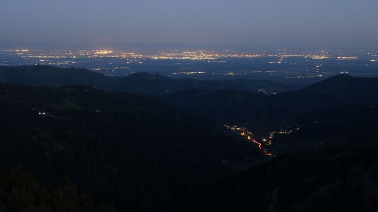 Dieses Bild zeigt eine Webcam-Aufnahme vom Achertal, aufgenommen am Freitag, den 24.04.2026 um 05:30 Uhr. Die Temperatur betrug 7.8°C.