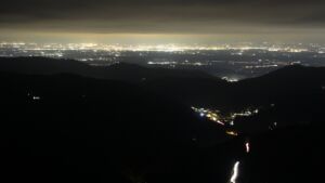 Dieses Bild zeigt eine Webcam-Aufnahme vom Achertal, aufgenommen am Montag, den 13.10.2025 um 20:00 Uhr. Die Temperatur betrug 6.5°C.
