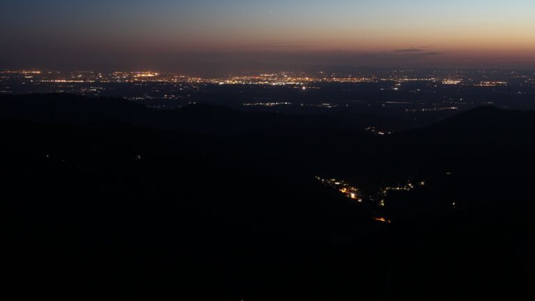 Dieses Bild zeigt eine Webcam-Aufnahme vom Achertal, aufgenommen am Freitag, den 30.05.2025 um 22:40 Uhr. Die Temperatur betrug 19.8°C.