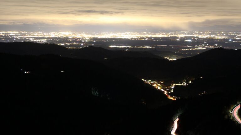 Dieses Bild zeigt eine Webcam-Aufnahme vom Achertal, aufgenommen am Dienstag, den 28.10.2025 um 18:20 Uhr. Die Temperatur betrug 5.6°C.