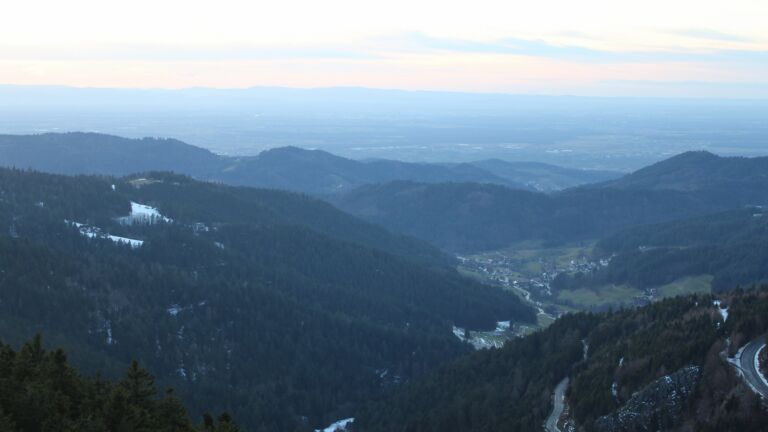 Dieses Bild zeigt eine Webcam-Aufnahme vom Achertal, aufgenommen am Donnerstag, den 15.01.2026 um 16:50 Uhr. Die Temperatur betrug 5.4°C.