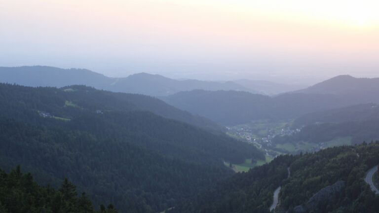 Dieses Bild zeigt eine Webcam-Aufnahme vom Achertal, aufgenommen am Mittwoch, den 13.08.2025 um 20:30 Uhr. Die Temperatur betrug 24.8°C.