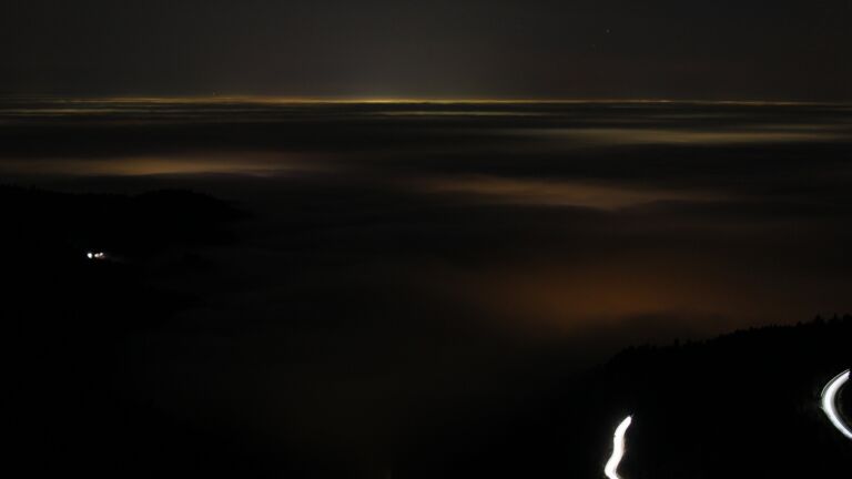 Dieses Bild zeigt eine Webcam-Aufnahme vom Achertal, aufgenommen am Montag, den 22.12.2025 um 19:00 Uhr. Die Temperatur betrug 6.8°C.