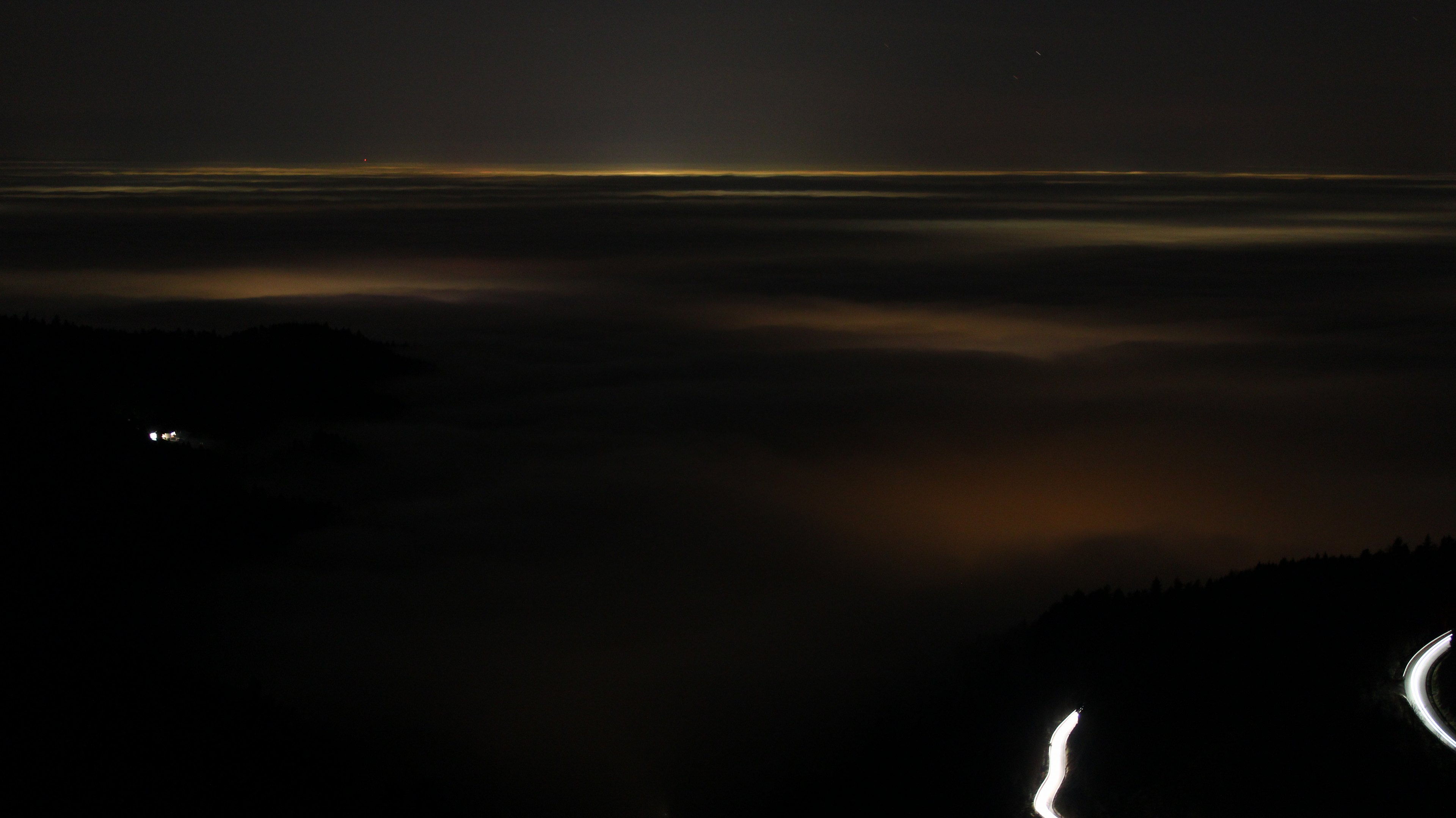 Dieses Bild zeigt eine Webcam-Aufnahme vom Achertal, aufgenommen am Montag, den 22.12.2025 um 19:00 Uhr. Die Temperatur betrug 6.8°C.