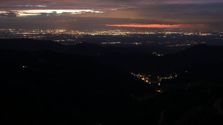 Dieses Bild zeigt eine Webcam-Aufnahme vom Achertal, aufgenommen am Samstag, den 28.02.2026 um 19:00 Uhr. Die Temperatur betrug 3.6°C.