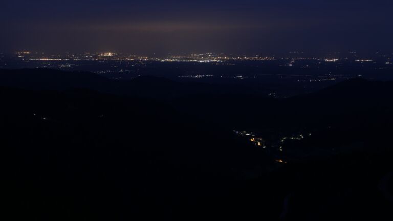 Dieses Bild zeigt eine Webcam-Aufnahme vom Achertal, aufgenommen am Dienstag, den 27.05.2025 um 04:30 Uhr. Die Temperatur betrug 8°C.