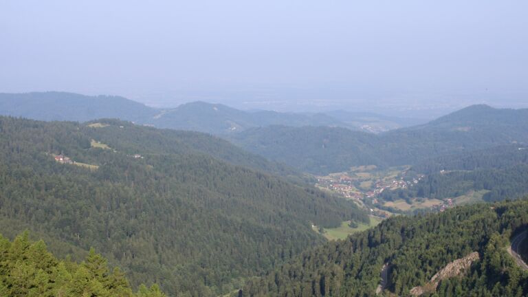 Dieses Bild zeigt eine Webcam-Aufnahme vom Achertal, aufgenommen am Freitag, den 13.06.2025 um 08:20 Uhr. Die Temperatur betrug 26°C.