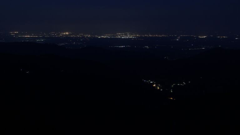 Dieses Bild zeigt eine Webcam-Aufnahme vom Achertal, aufgenommen am Donnerstag, den 15.05.2025 um 04:30 Uhr. Die Temperatur betrug 10.5°C.
