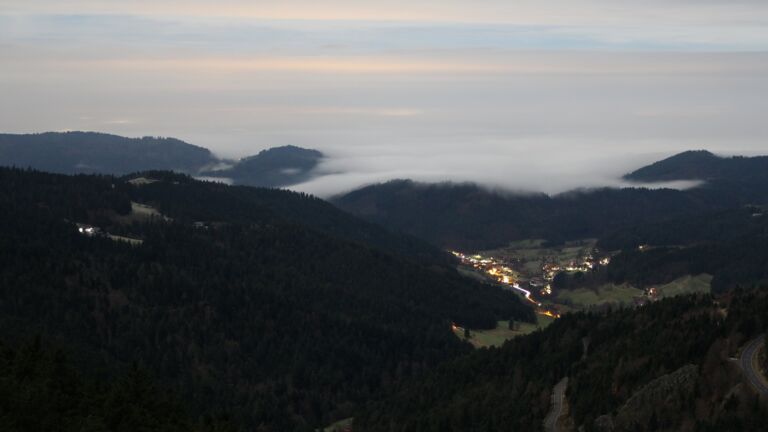 Dieses Bild zeigt eine Webcam-Aufnahme vom Achertal, aufgenommen am Freitag, den 05.12.2025 um 00:00 Uhr. Die Temperatur betrug 1.9°C.