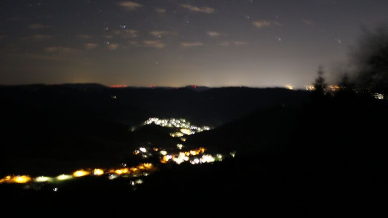 Dieses Bild zeigt eine Webcam-Aufnahme vom Achertal, aufgenommen am Montag, den 13.07.2026 um 03:10 Uhr. Die Temperatur betrug 21.6°C.