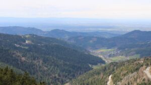 Dieses Bild zeigt eine Webcam-Aufnahme vom Achertal, aufgenommen am Sonntag, den 05.04.2026 um 13:20 Uhr. Die Temperatur betrug 13°C.