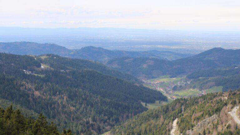 Dieses Bild zeigt eine Webcam-Aufnahme vom Achertal, aufgenommen am Sonntag, den 05.04.2026 um 13:20 Uhr. Die Temperatur betrug 13°C.