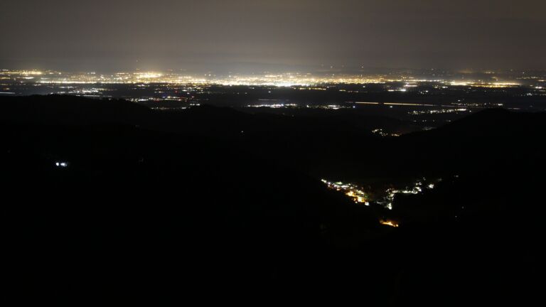 Dieses Bild zeigt eine Webcam-Aufnahme vom Achertal, aufgenommen am Mittwoch, den 12.11.2025 um 23:30 Uhr. Die Temperatur betrug 12.6°C.