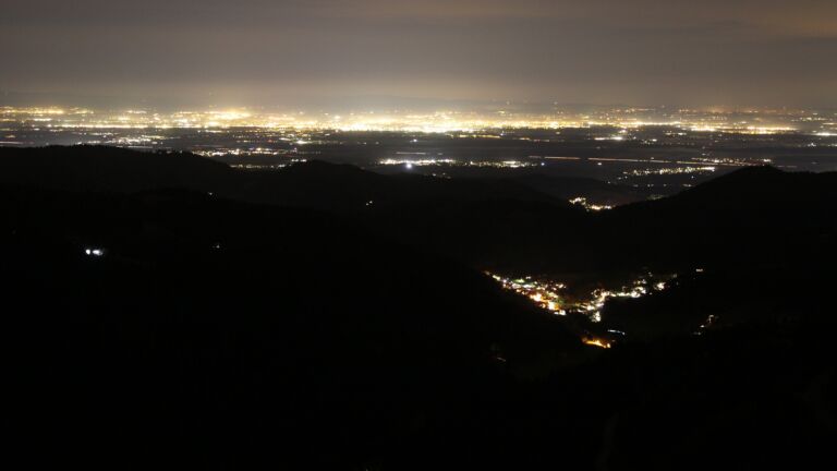 Dieses Bild zeigt eine Webcam-Aufnahme vom Achertal, aufgenommen am Mittwoch, den 12.11.2025 um 21:00 Uhr. Die Temperatur betrug 11.9°C.