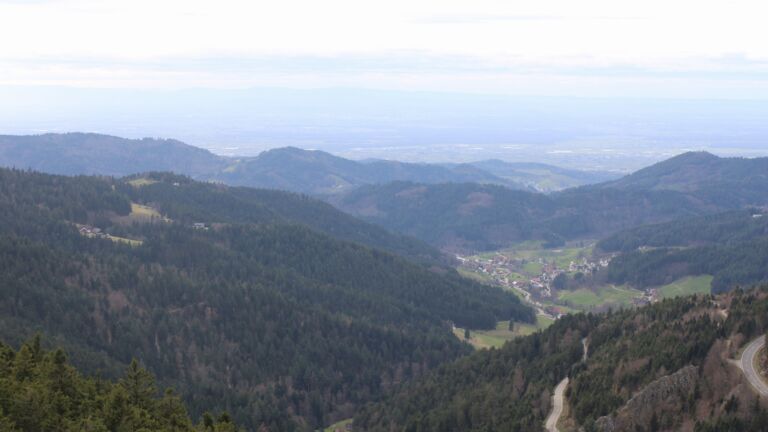 Dieses Bild zeigt eine Webcam-Aufnahme vom Achertal, aufgenommen am Freitag, den 13.03.2026 um 15:50 Uhr. Die Temperatur betrug 8.2°C.