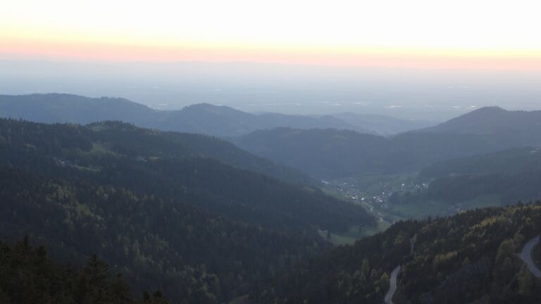 Dieses Bild zeigt eine Webcam-Aufnahme vom Achertal, aufgenommen am Mittwoch, den 22.04.2026 um 20:40 Uhr. Die Temperatur betrug 6.8°C.