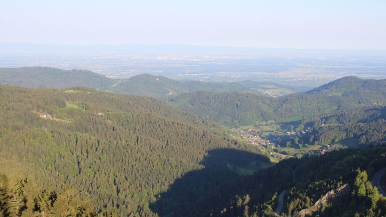 Dieses Bild zeigt eine Webcam-Aufnahme vom Achertal, aufgenommen am Montag, den 12.05.2025 um 07:20 Uhr. Die Temperatur betrug 12.8°C.