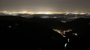 Dieses Bild zeigt eine Webcam-Aufnahme vom Achertal, aufgenommen am Freitag, den 16.01.2026 um 21:00 Uhr. Die Temperatur betrug 4.9°C.