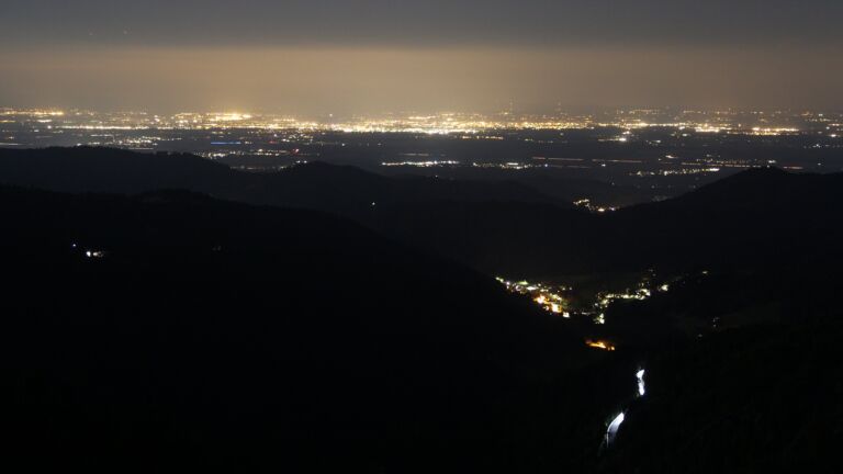 Dieses Bild zeigt eine Webcam-Aufnahme vom Achertal, aufgenommen am Mittwoch, den 01.10.2025 um 22:30 Uhr. Die Temperatur betrug 4°C.