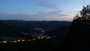 Dieses Bild zeigt eine Webcam-Aufnahme vom Achertal, aufgenommen am Dienstag, den 07.07.2026 um 22:30 Uhr. Die Temperatur betrug 22.1°C.