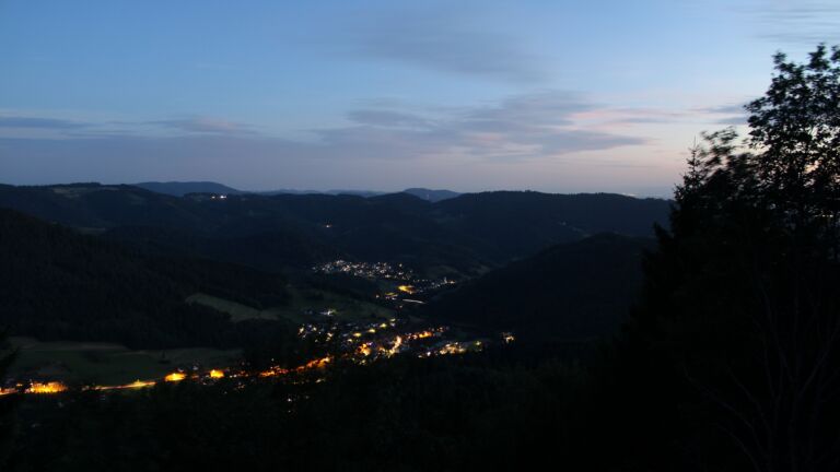Dieses Bild zeigt eine Webcam-Aufnahme vom Achertal, aufgenommen am Dienstag, den 07.07.2026 um 22:30 Uhr. Die Temperatur betrug 22.1°C.