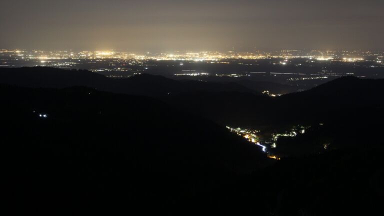 Dieses Bild zeigt eine Webcam-Aufnahme vom Achertal, aufgenommen am Samstag, den 02.05.2026 um 22:20 Uhr. Die Temperatur betrug 17.1°C.