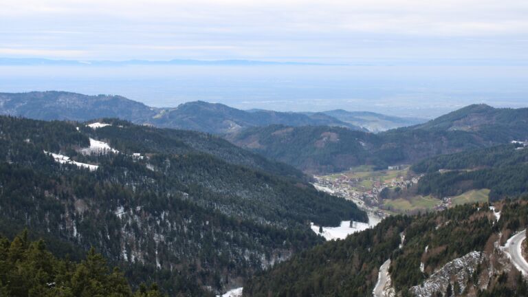 Dieses Bild zeigt eine Webcam-Aufnahme vom Achertal, aufgenommen am Sonntag, den 23.11.2025 um 14:20 Uhr. Die Temperatur betrug -1.1°C.