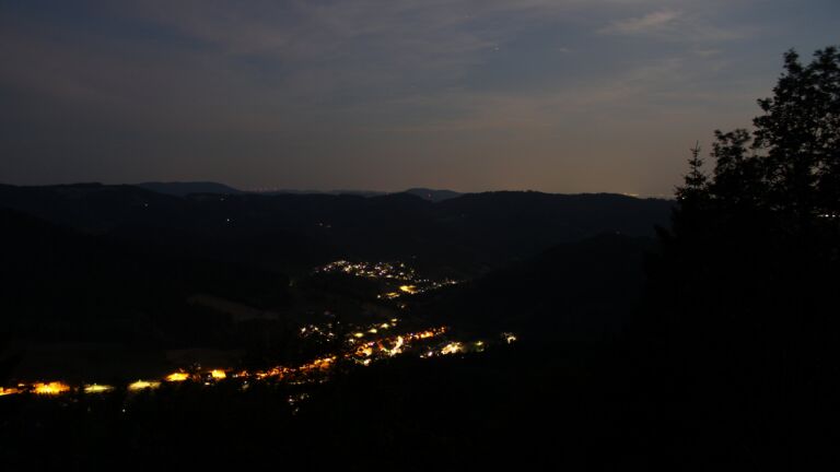Dieses Bild zeigt eine Webcam-Aufnahme vom Achertal, aufgenommen am Sonntag, den 21.06.2026 um 23:00 Uhr. Die Temperatur betrug 26.6°C.