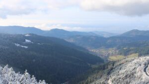 Dieses Bild zeigt eine Webcam-Aufnahme vom Achertal, aufgenommen am Donnerstag, den 27.11.2025 um 13:20 Uhr. Die Temperatur betrug -1.2°C.