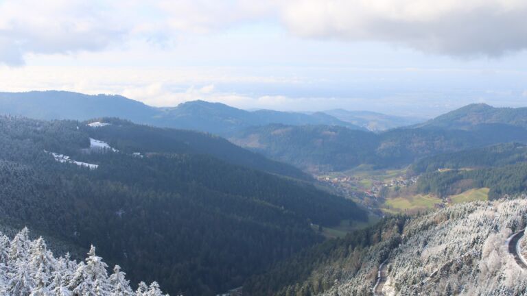 Dieses Bild zeigt eine Webcam-Aufnahme vom Achertal, aufgenommen am Donnerstag, den 27.11.2025 um 13:20 Uhr. Die Temperatur betrug -1.2°C.