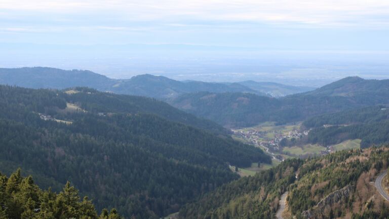 Dieses Bild zeigt eine Webcam-Aufnahme vom Achertal, aufgenommen am Dienstag, den 02.12.2025 um 14:40 Uhr. Die Temperatur betrug 6.8°C.