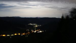 Dieses Bild zeigt eine Webcam-Aufnahme vom Achertal, aufgenommen am Donnerstag, den 27.08.2026 um 03:00 Uhr. Die Temperatur betrug 21.9°C.