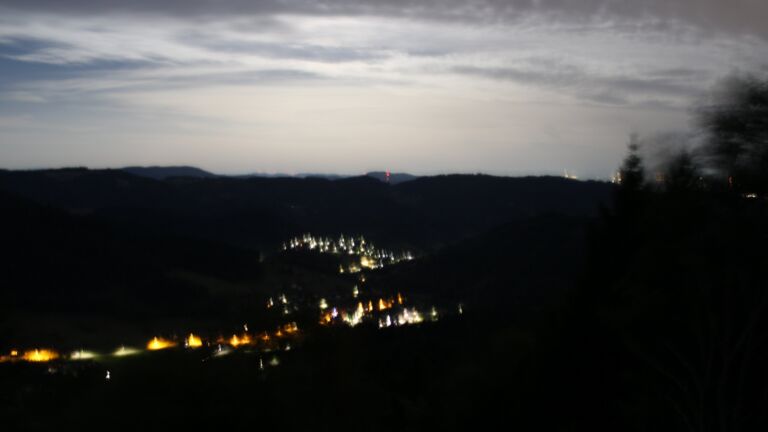 Dieses Bild zeigt eine Webcam-Aufnahme vom Achertal, aufgenommen am Donnerstag, den 27.08.2026 um 03:00 Uhr. Die Temperatur betrug 21.9°C.