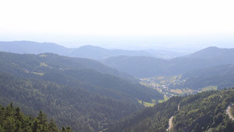 Dieses Bild zeigt eine Webcam-Aufnahme vom Achertal, aufgenommen am Montag, den 16.06.2025 um 18:30 Uhr. Die Temperatur betrug 15.9°C.