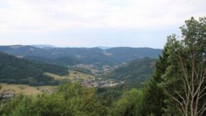 Dieses Bild zeigt eine Webcam-Aufnahme vom Achertal, aufgenommen am Samstag, den 15.08.2026 um 09:50 Uhr. Die Temperatur betrug 28.1°C.