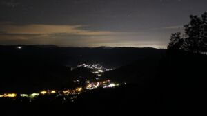 Dieses Bild zeigt eine Webcam-Aufnahme vom Achertal, aufgenommen am Freitag, den 16.10.2026 um 04:00 Uhr. Die Temperatur betrug 13.7°C.