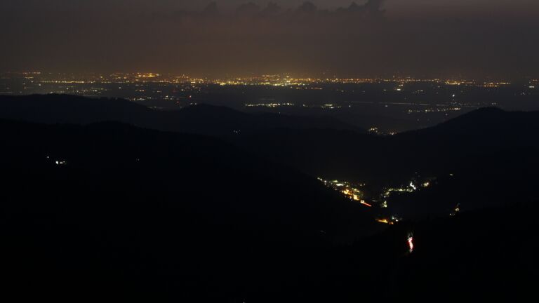 Dieses Bild zeigt eine Webcam-Aufnahme vom Achertal, aufgenommen am Freitag, den 15.08.2025 um 22:00 Uhr. Die Temperatur betrug 21.8°C.