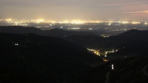 Dieses Bild zeigt eine Webcam-Aufnahme vom Achertal, aufgenommen am Dienstag, den 28.04.2026 um 21:50 Uhr. Die Temperatur betrug 11.6°C.